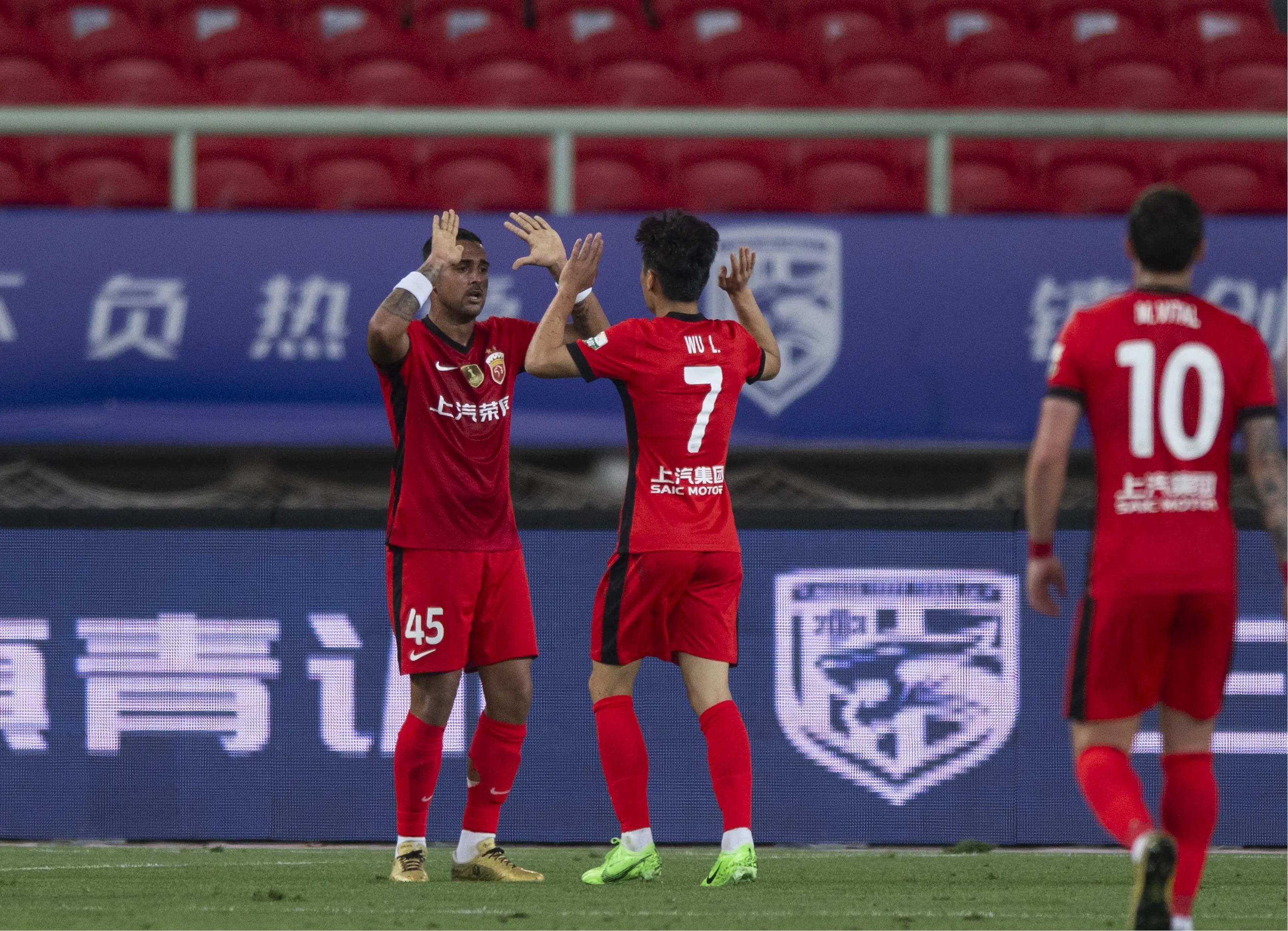 包含赛后北京国安备战英超，外线爆发细节曝光，态度坚定，更衣室氛围转暖的词条